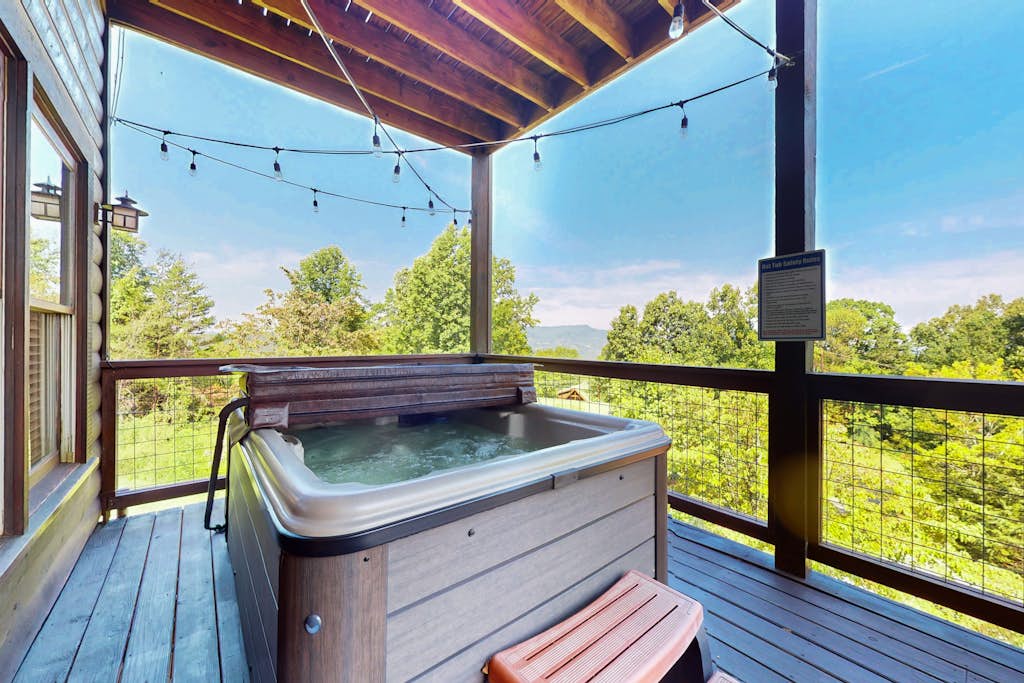 Mtn View Cabin, Sleeps 2・Scenic Balcony・Hot Tub — Pigeon Forge, TN — vacation rental