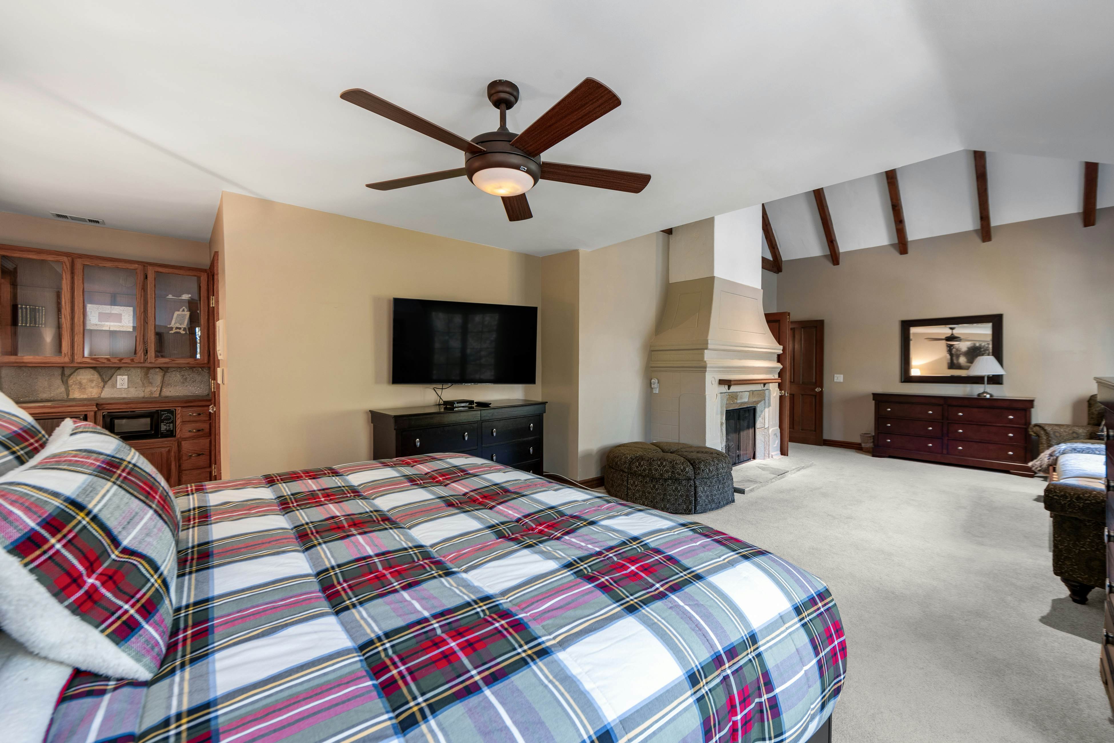 Mountain Memories on Tavern Bay