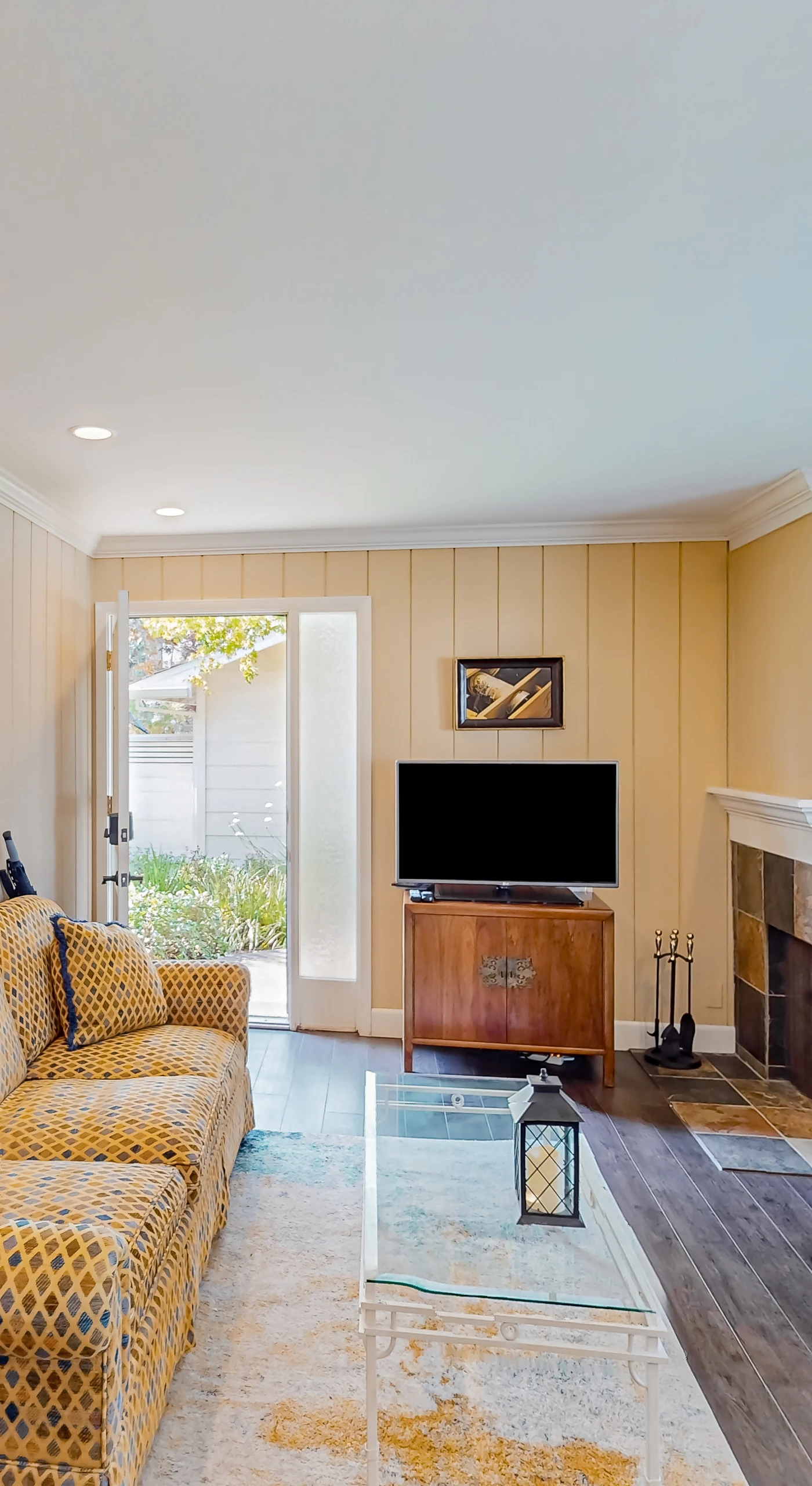 Settle into your Napa Valley retreat with plush seating, a cozy fireplace, and flatscreen TV — perfect for unwinding after a day of wine tasting at nearby Silverado vineyards.