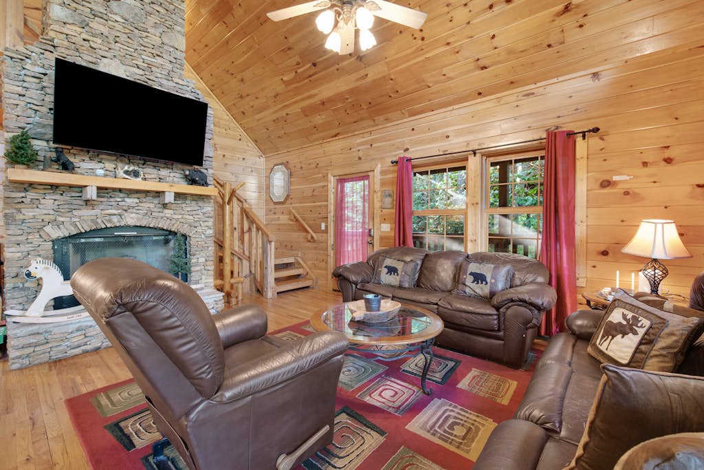Forested Hideaway, Sleeps 14, Hot Tub, Pool Access — Sevierville, TN — vacation rental