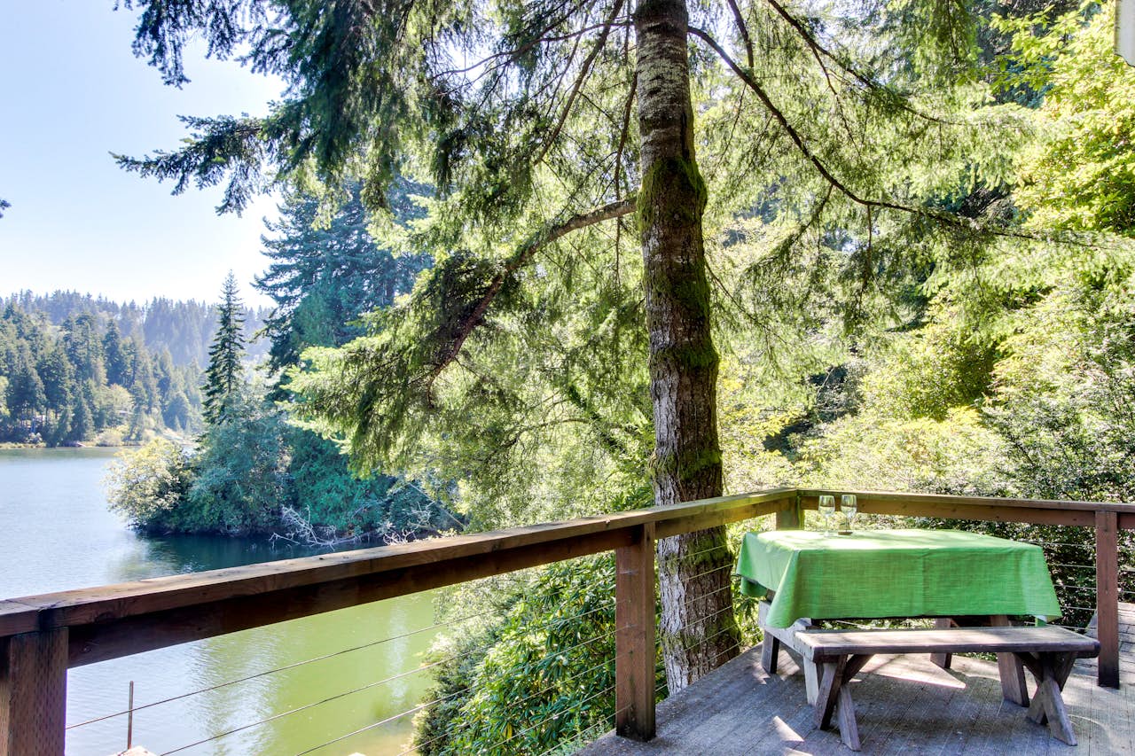 Rustic Retreat on Mercer Lake 2 BD Vacation Rental in Florence, OR
