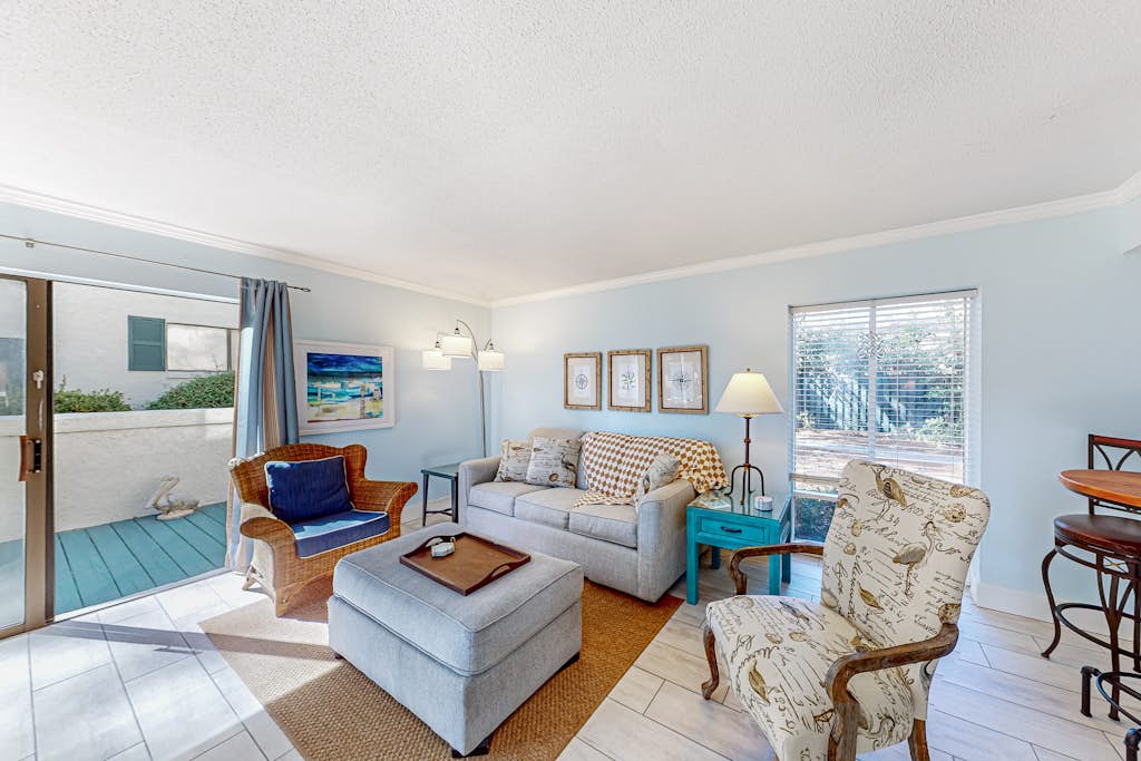 Wonderful sun-filled retreat w/ generous patio, pool, & tennis - near beaches — Hilton Head, SC — vacation rental