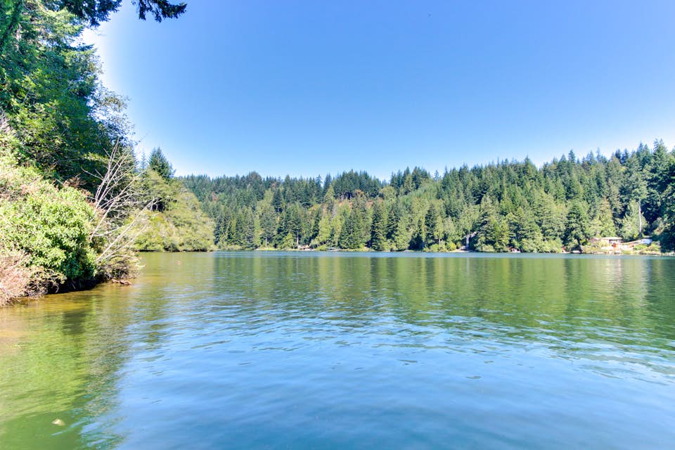 Rustic Retreat on Mercer Lake 2 BD Vacation Rental in Florence, OR
