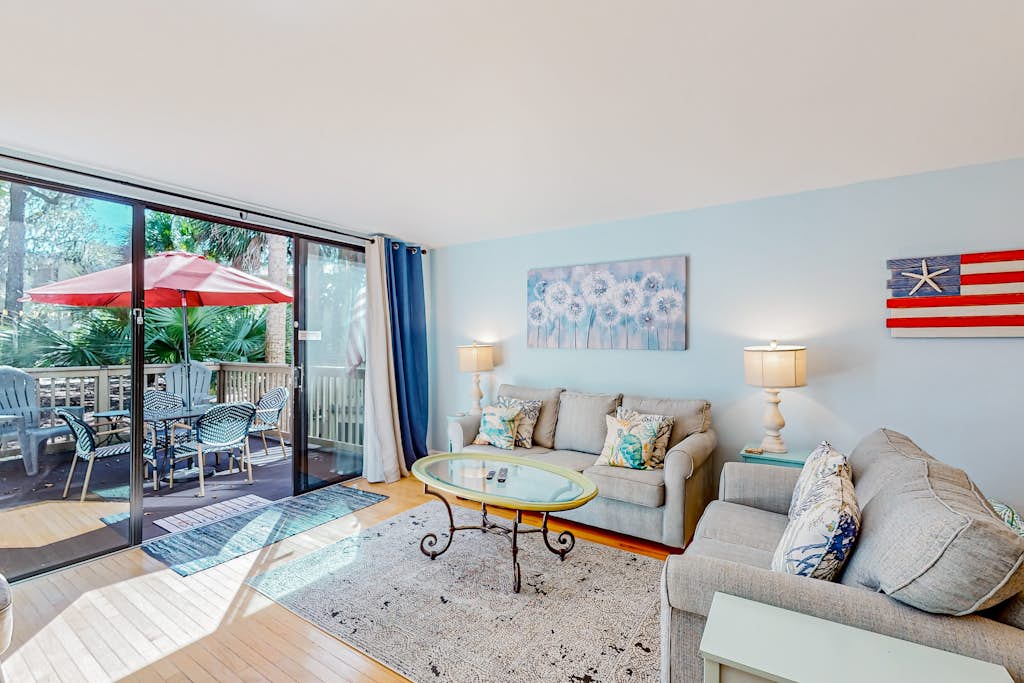 Beach access condo with deck, pool, washer/dryer, and AC - snowbird-friendly — Hilton Head, SC — vacation rental