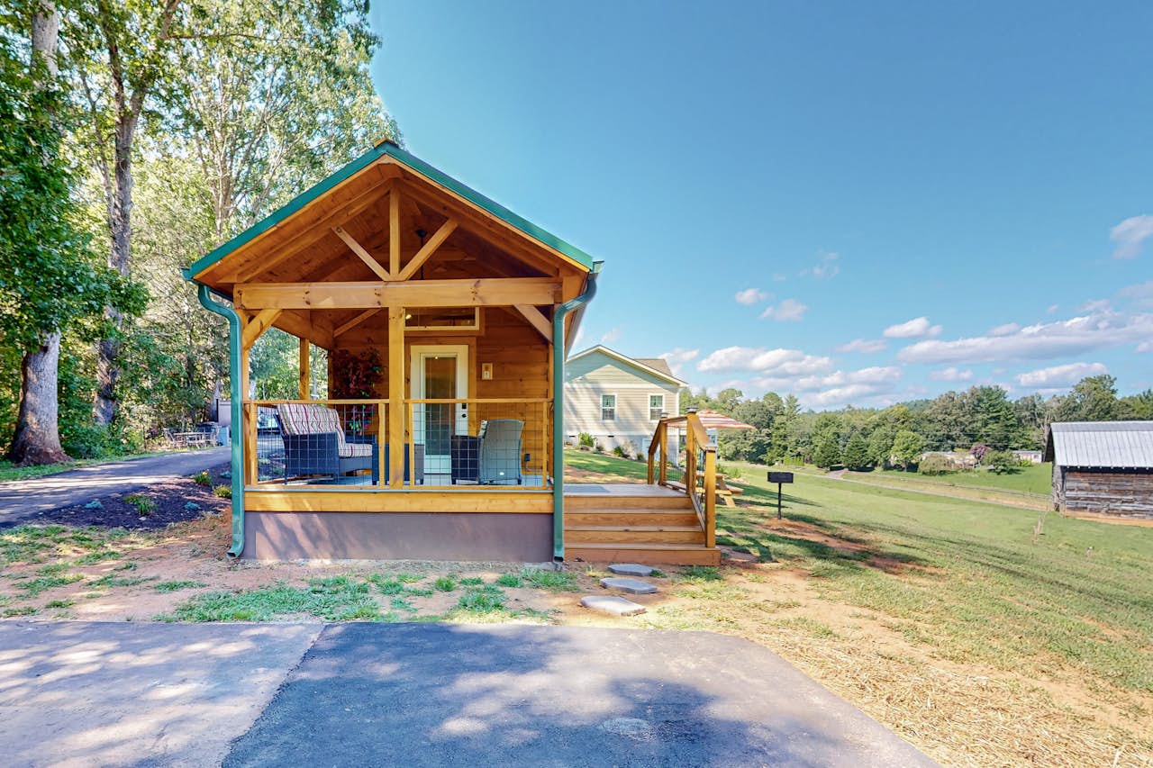 Cabin on Loye & Sunrise Cabin 2 BD Mars Hill, NC Vacation Rental Vacasa