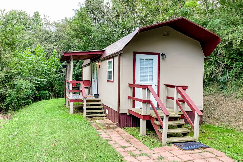 Newly Renovated Cozy Cabin, Sleeps 2, Near Downtown โ Sevierville, TN โ vacation rental