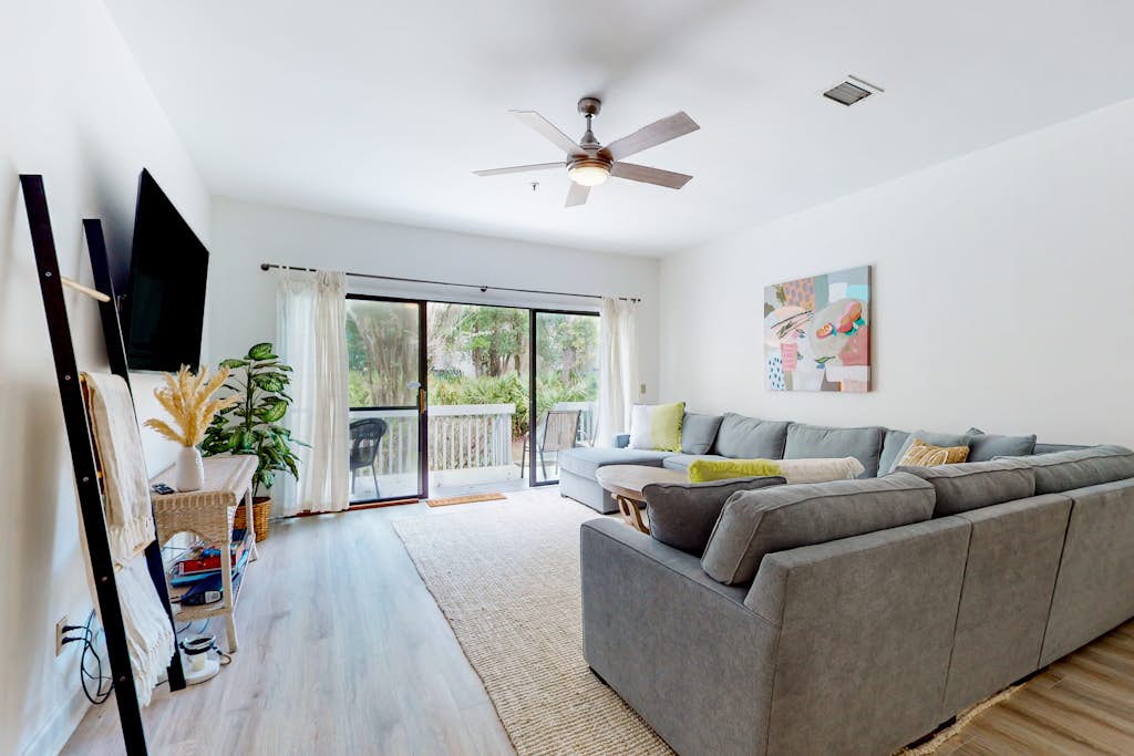 Delightful dog-friendly beach condo with pool, tennis, patio - walk to the beach — Hilton Head, SC — vacation rental