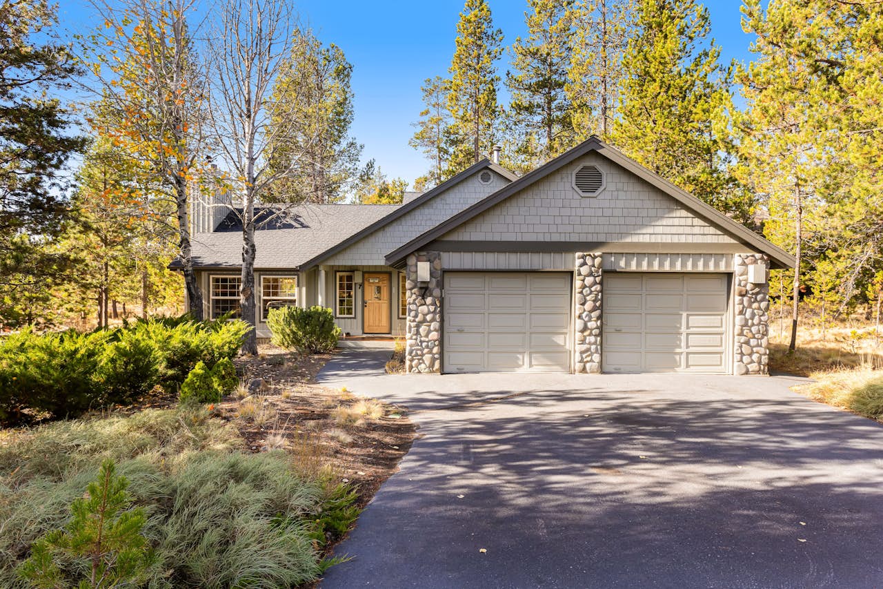 The Snowshoe Inn 3 BD Sunriver, OR Vacation Rental Vacasa