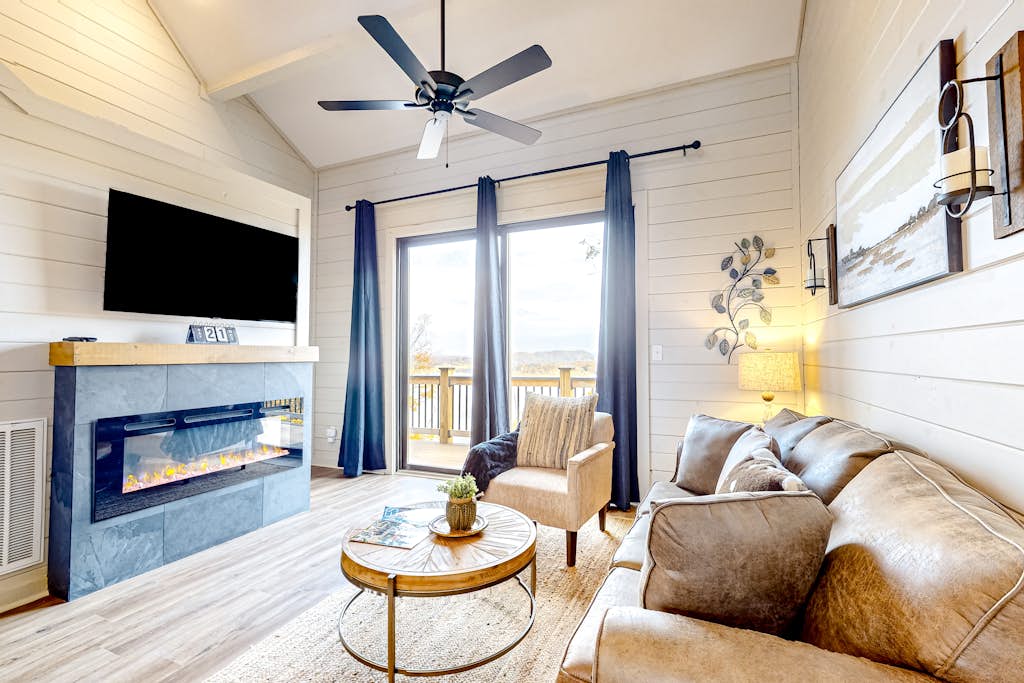 New Cabin Overlooking Douglas Lake , Hot Tub — Sevierville, TN — vacation rental
