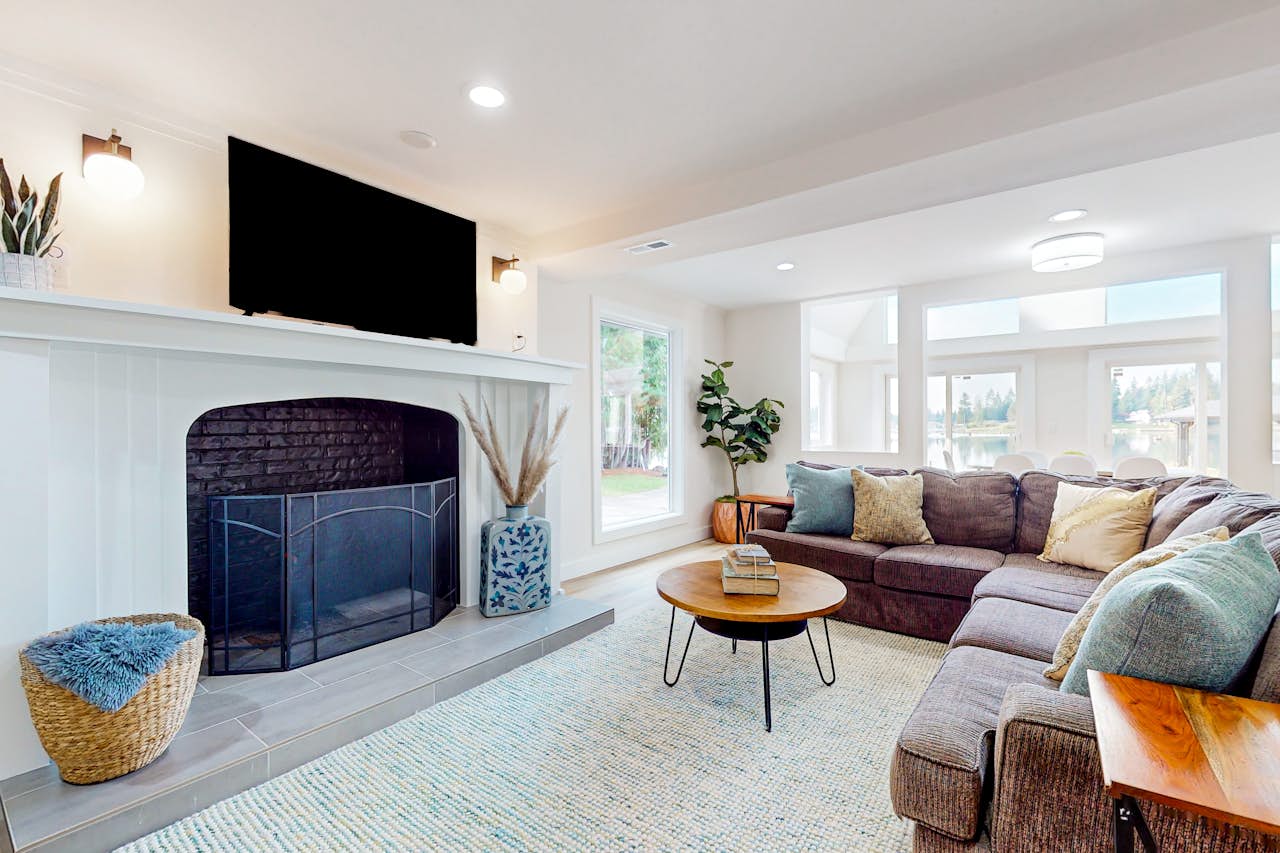 Lakeshore Oasis 5 BD Lake Tapps, WA Vacation Rental Vacasa