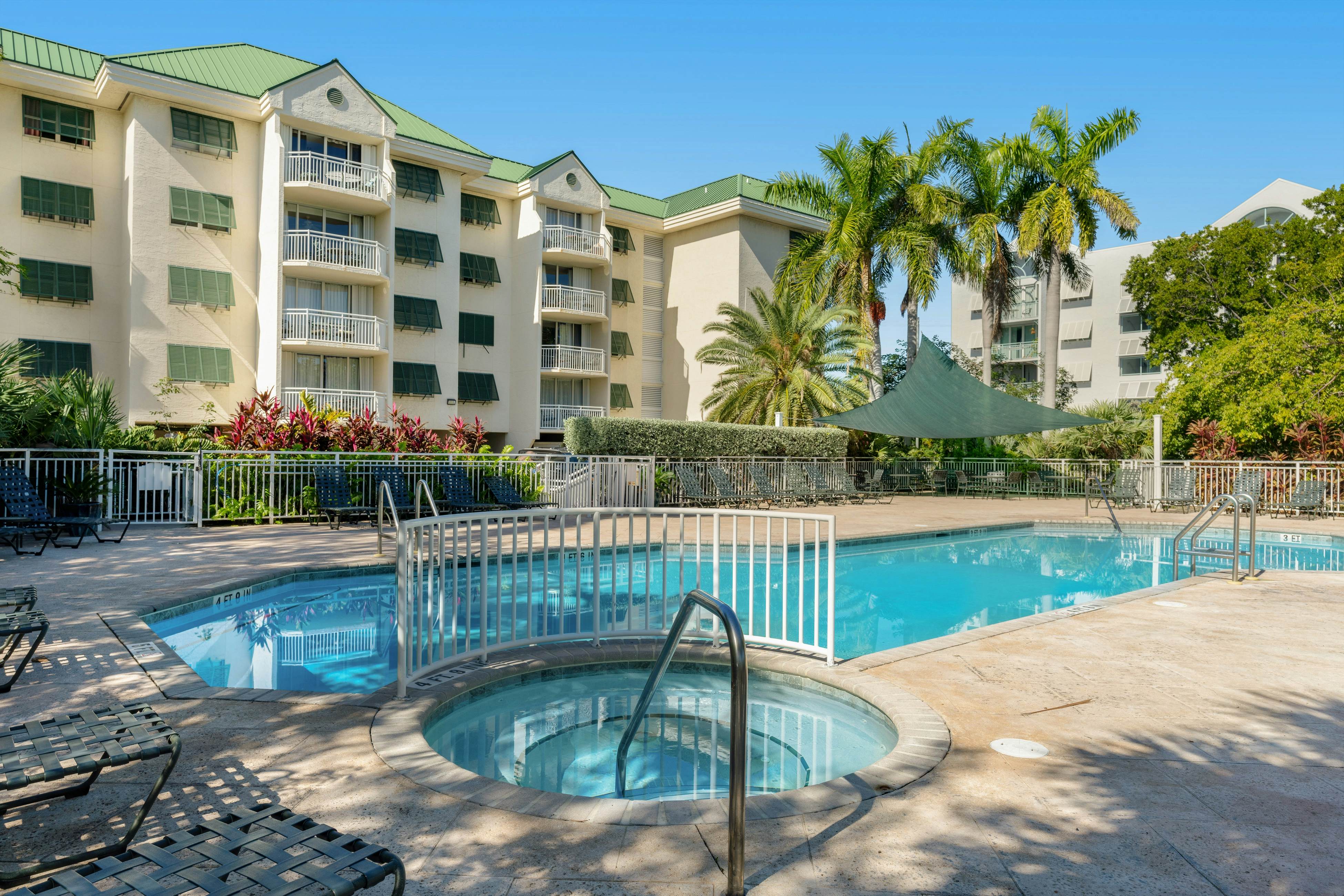 Sunrise Suites - Tierra Bomba Suite 403