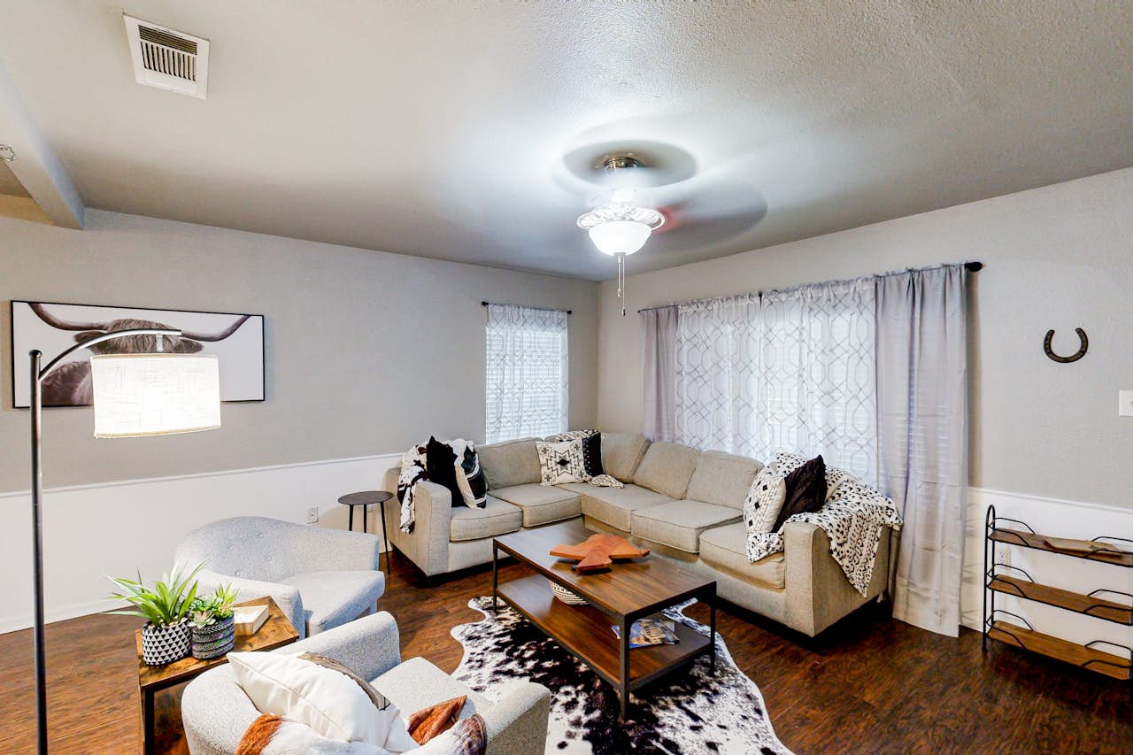 Lonestar Cottage 2 BD Belton, TX Vacation Rental Vacasa