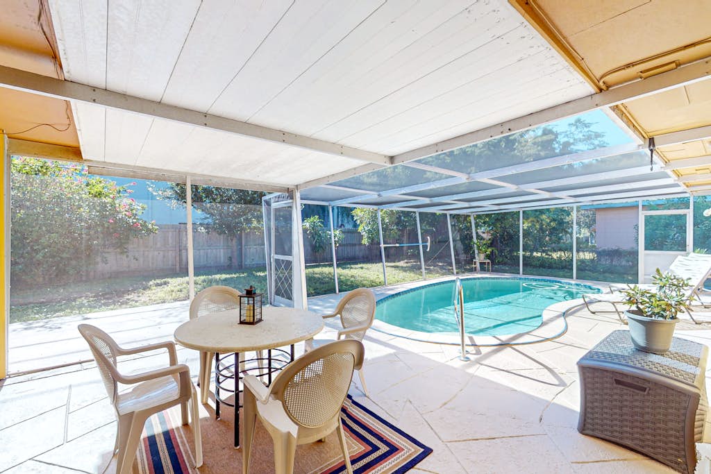 Single story home near beach with heated private pool enclosed yard Dogs ok — St. Petersburg, FL — vacation rental