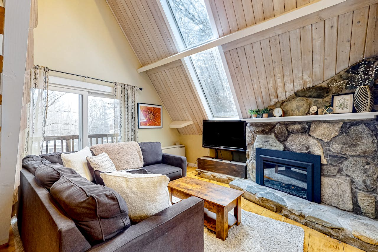 Sugarbush Ski Getaway Upper 2 BD Warren, VT Vacation Rental Vacasa