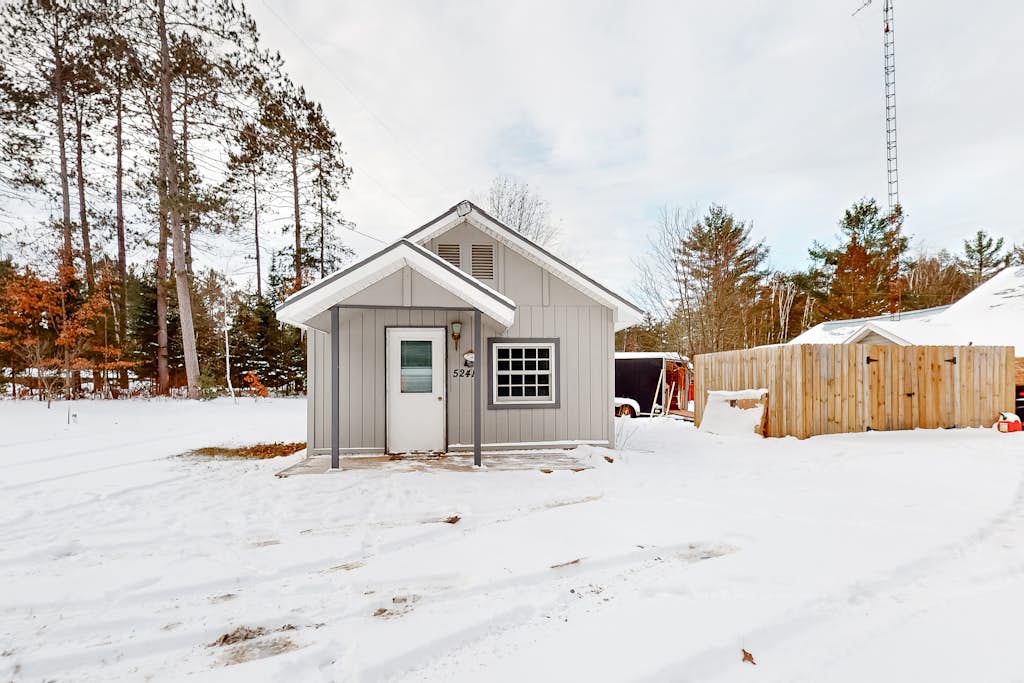 Dog-friendly, tree-lined home on the snowmobile trail with streaming, washer & dryer, & AC