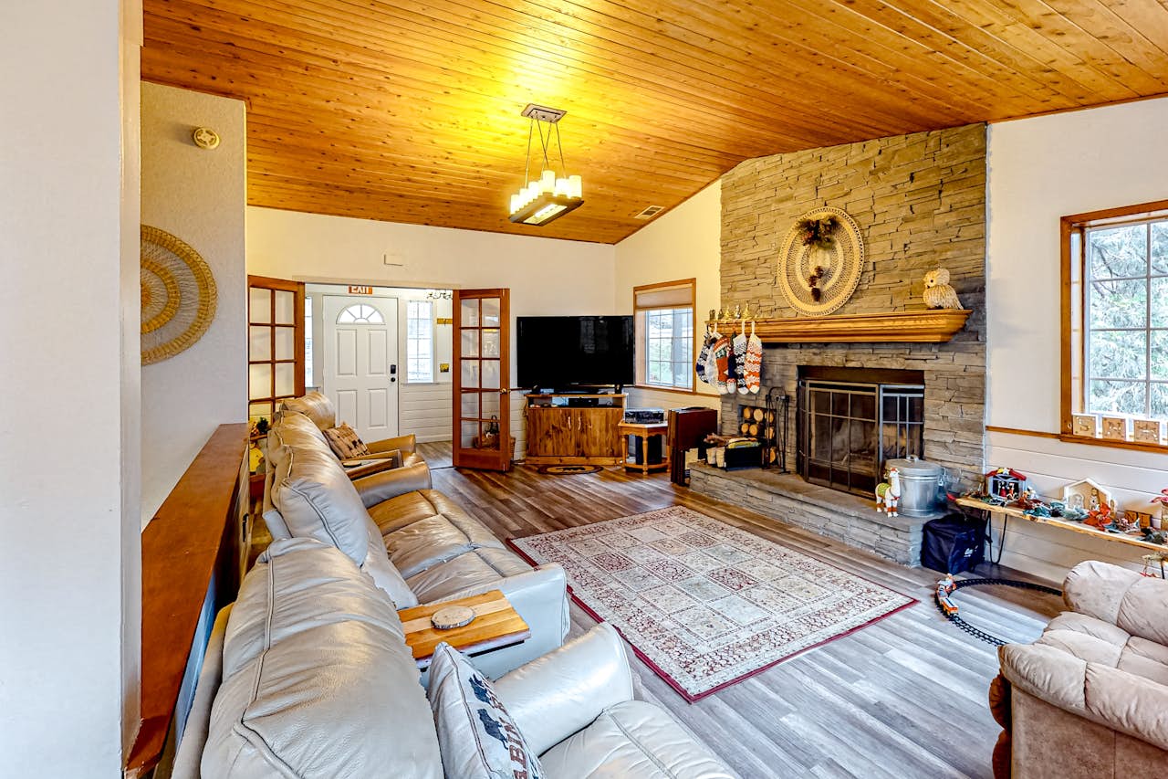 Creekside Cabin 3 BD Crestline, CA Vacation Rental Vacasa