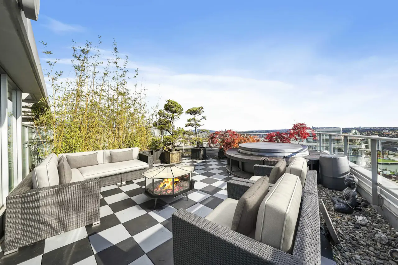 25 Penthouse Design Ideas for Luxurious Urban Living - Minimalist Penthouse Hideaway Ideas