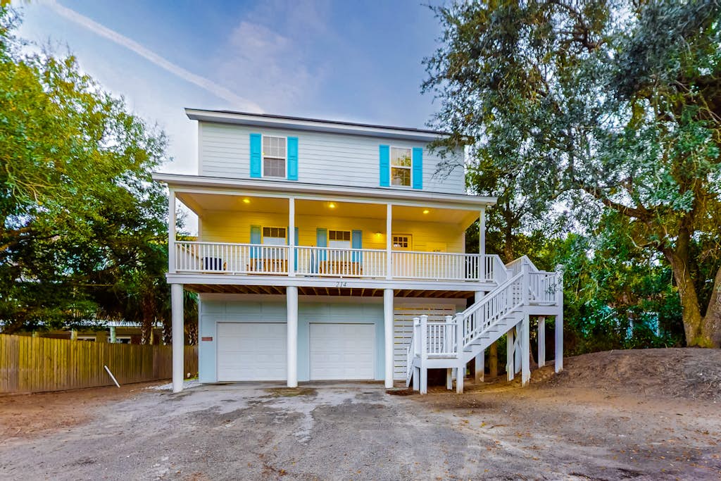 Modern beach house with lovely deck, washer/dryer, AC & WiFi - 2 blocks to ocean — Folly Beach, SC — vacation rental
