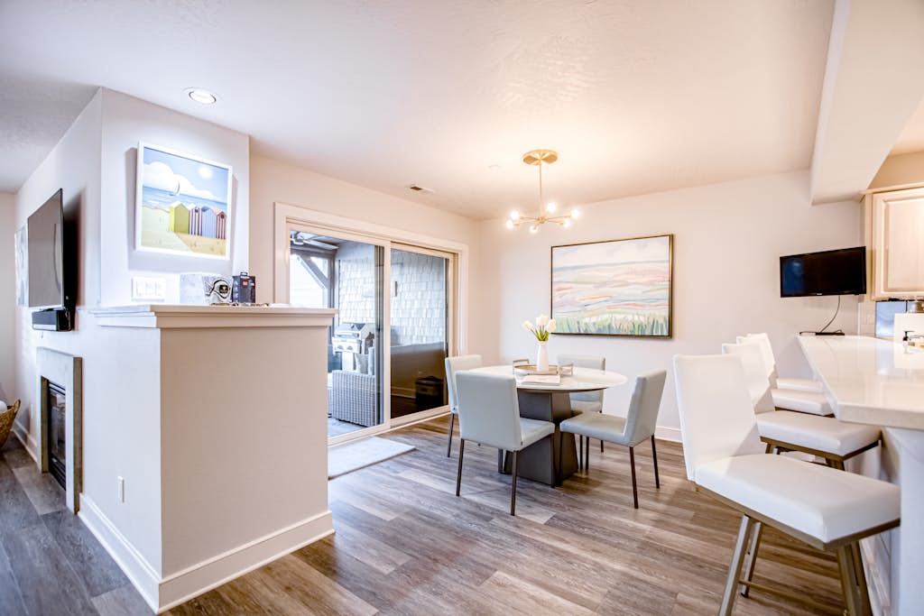 Lake Views, 2BR, Balcony & Beach Access 2