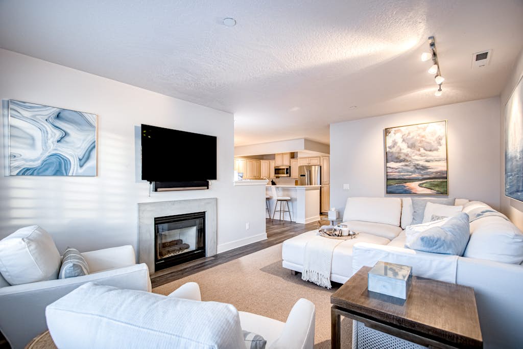 Lake Views, 2BR, Balcony & Beach Access 4