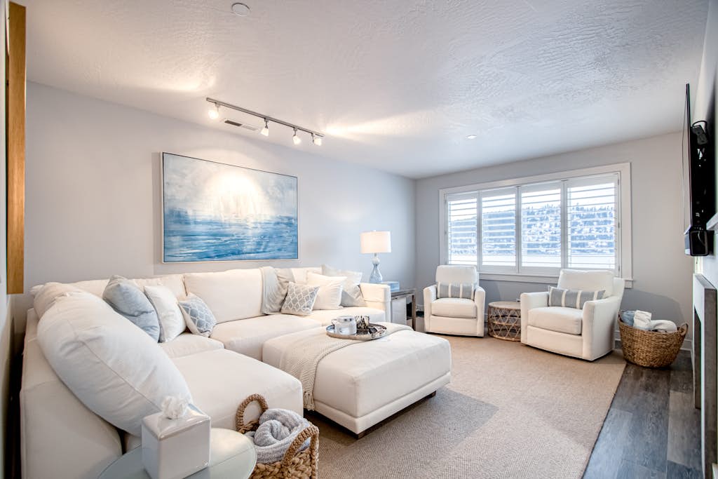 Lake Views, 2BR, Balcony & Beach Access 3