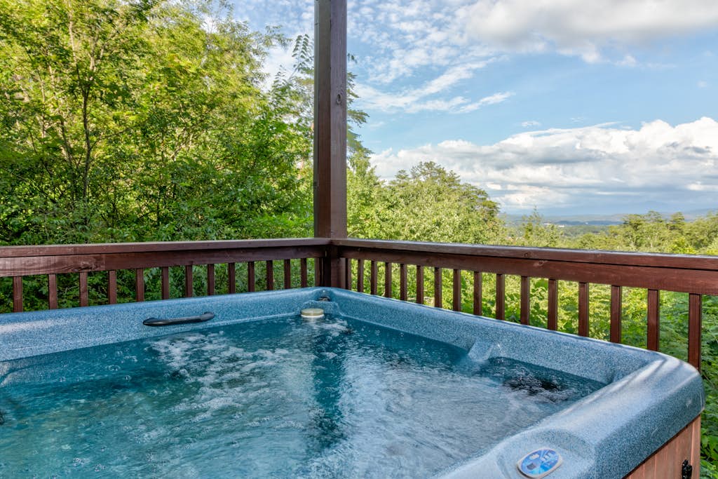 Rustic Log Cabin, Sleep 10, Hot Tub, Panoramic Views โ Sevierville, TN โ vacation rental