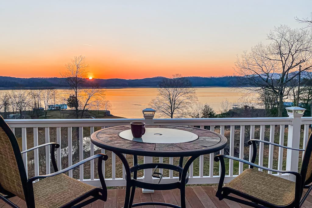Spacious Luxe Lakefront Home, Hot Tub, Dock, Firepit โ Jefferson City, TN โ vacation rental