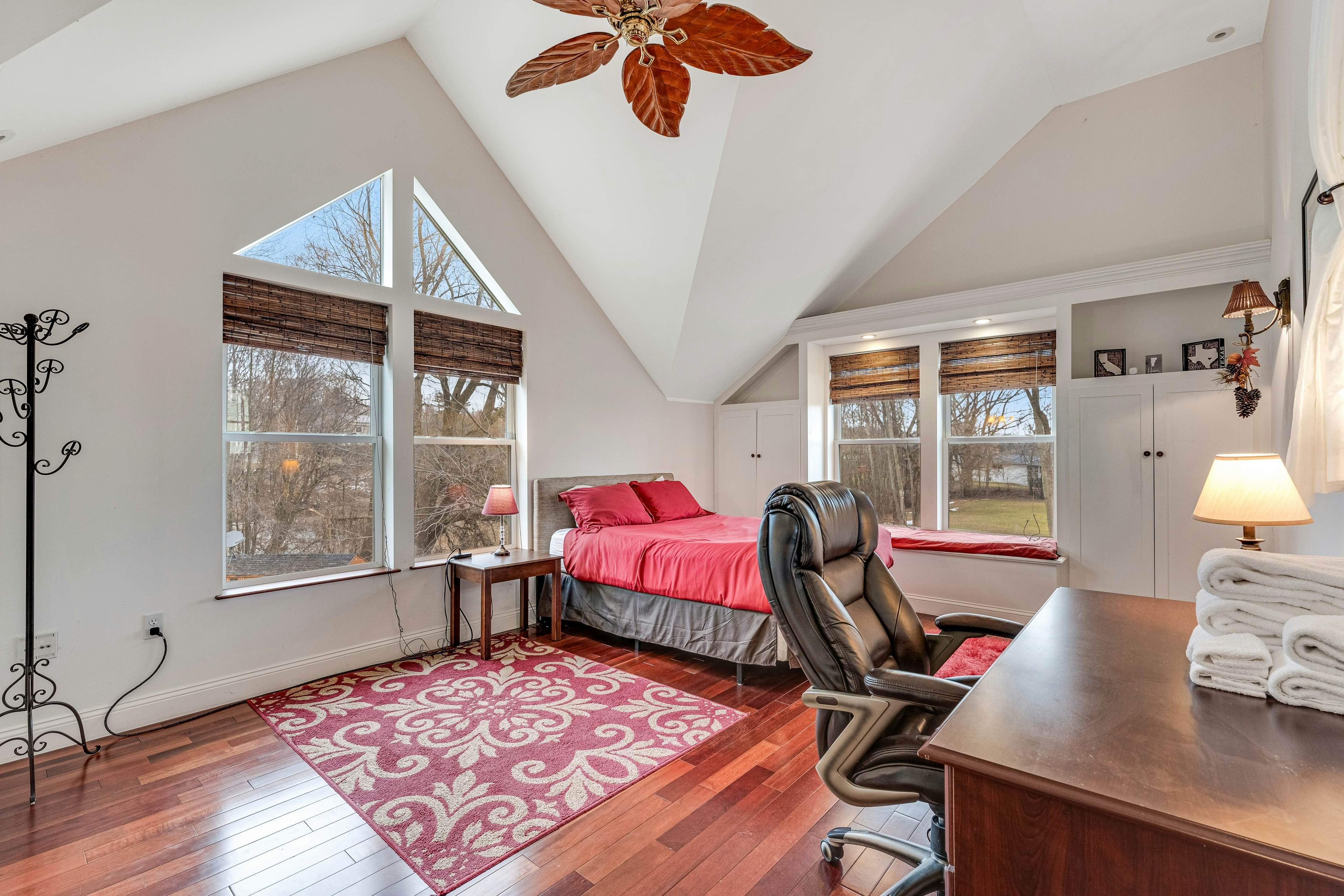 The Artist's Lakeside Hideaway