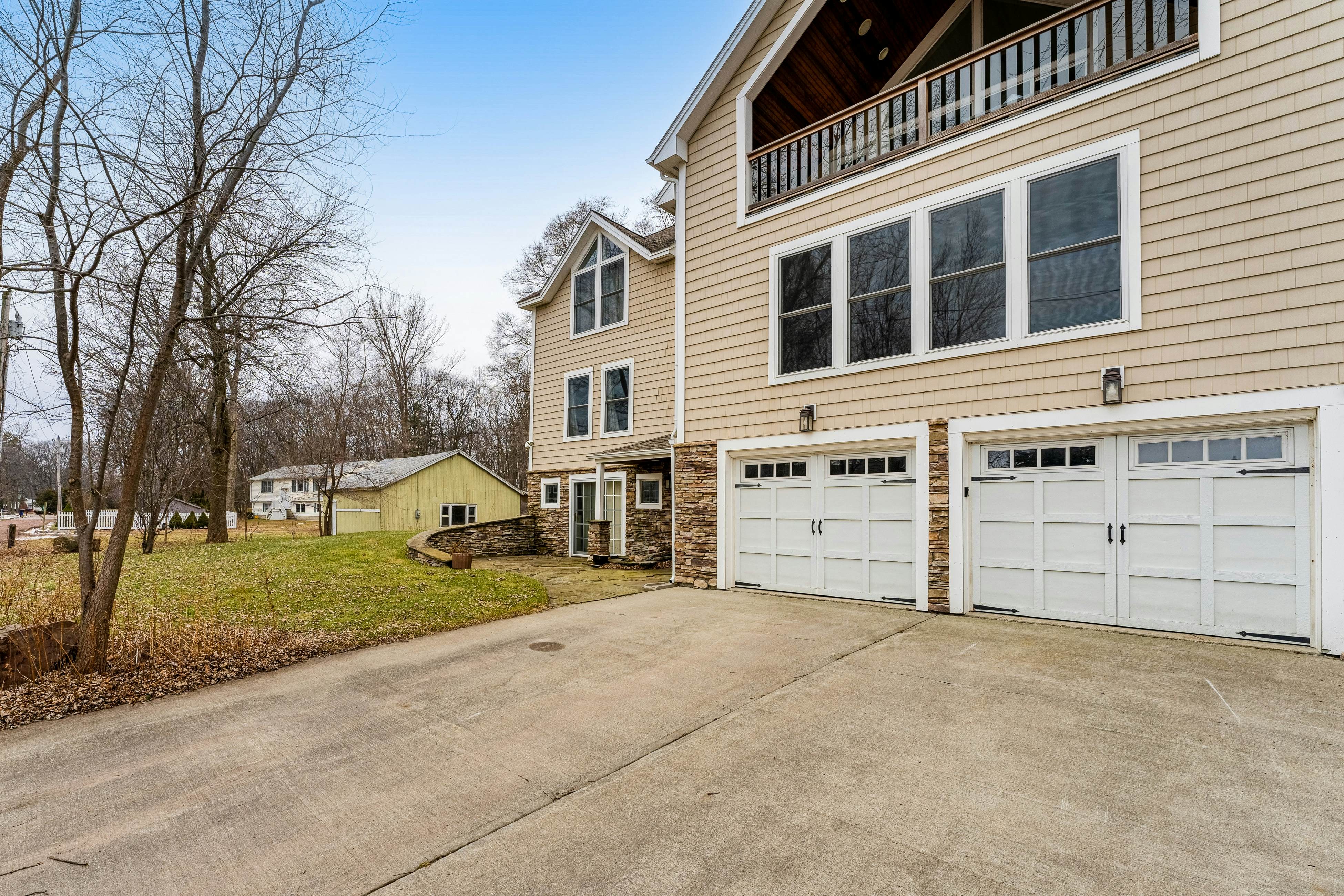 The Artist's Lakeside Hideaway