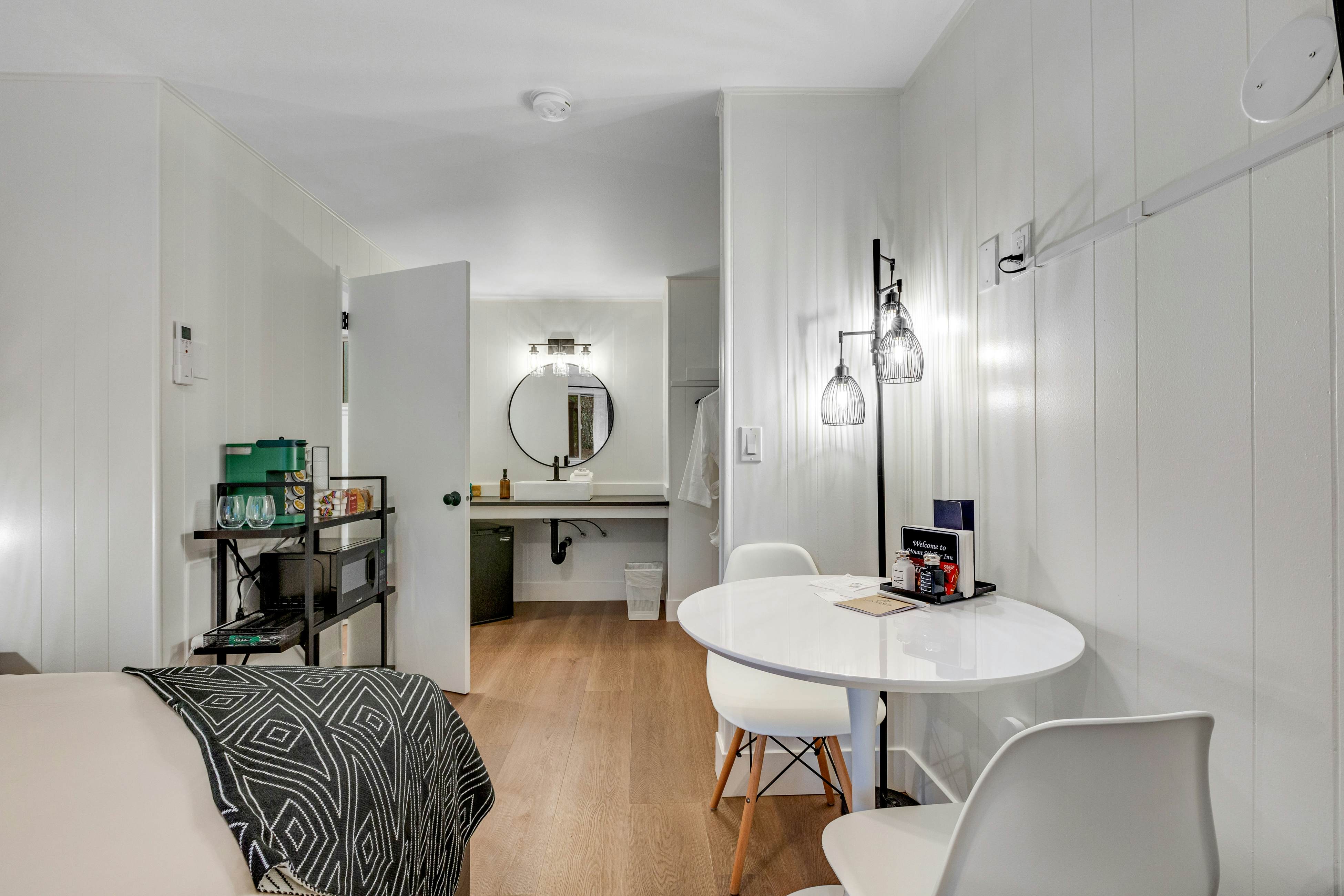 Mount Skokomish Room 3 at Mount Walker Inn