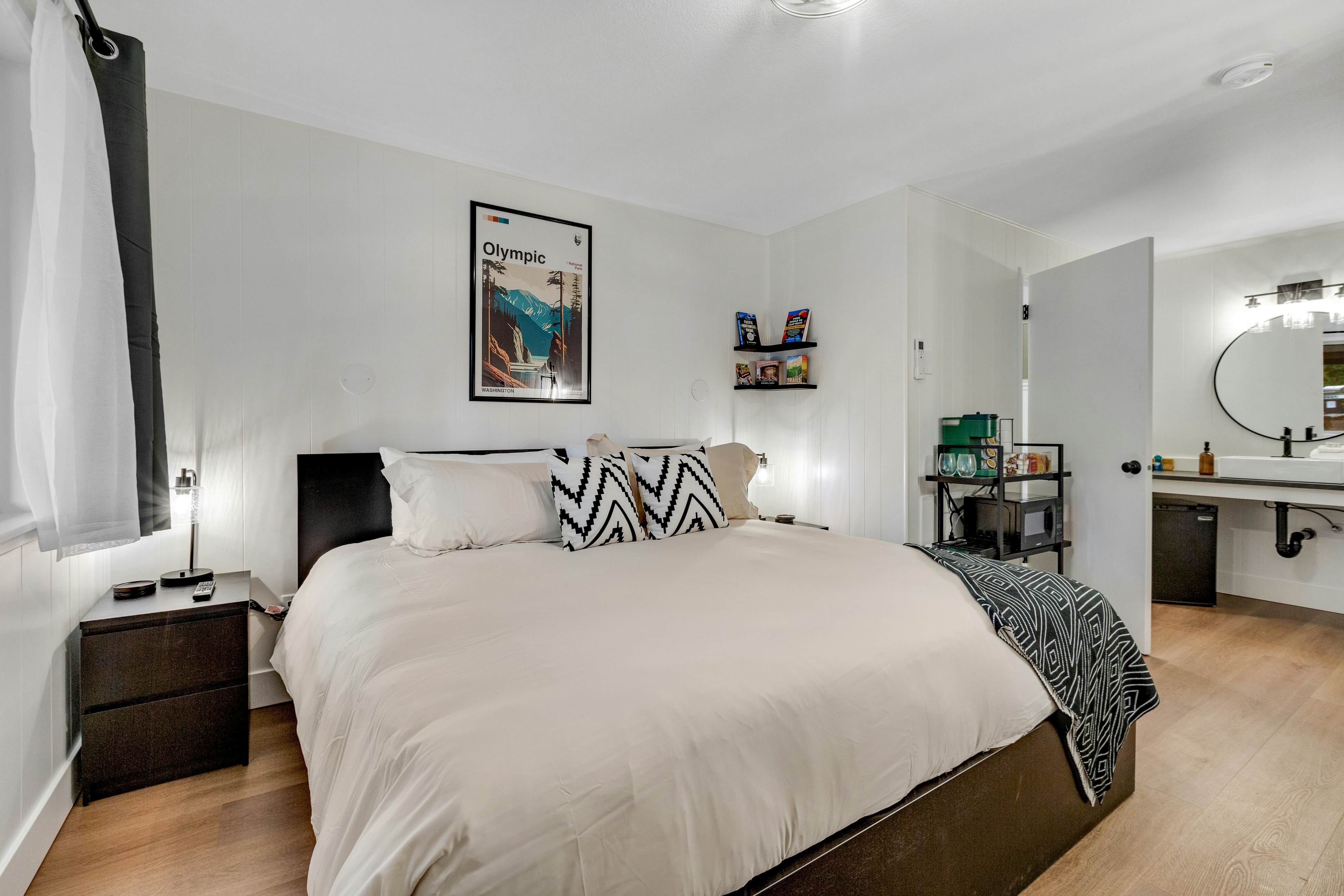 Mount Skokomish Room 3 at Mount Walker Inn