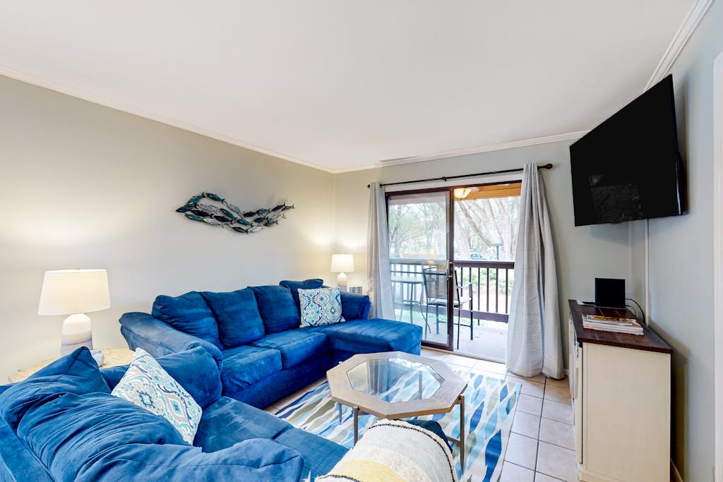 Condo near beach with 2 pools, restaurants, gym, 6 tennis, 12 pickleball, W/D — Hilton Head, SC — vacation rental