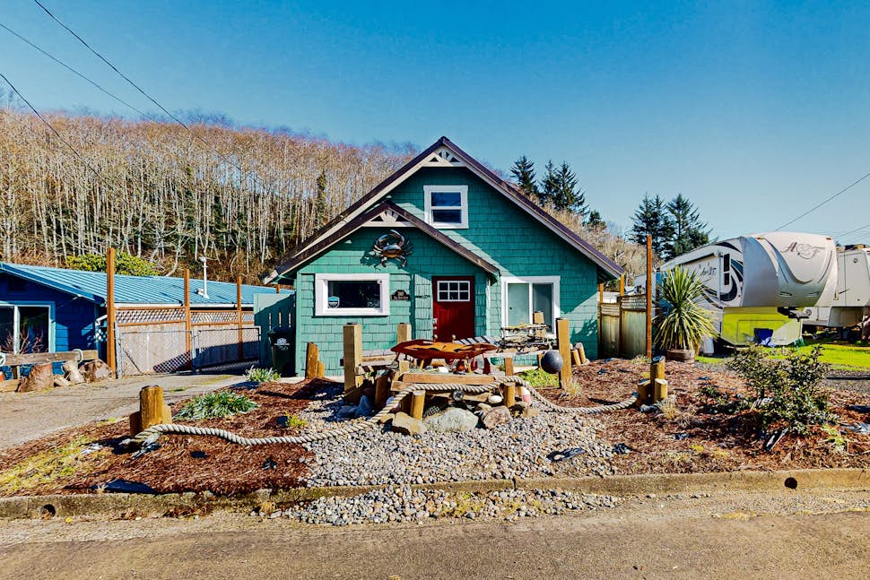 The Cozy Crab Cottage 3 BD Reedsport, OR Vacation Rental Vacasa