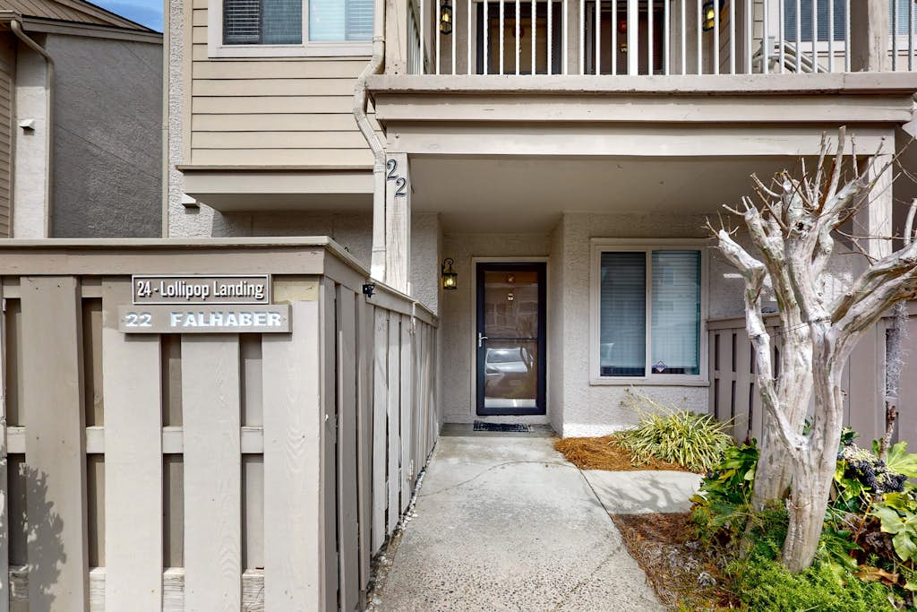 Downtown condo with pool & tennis - quick beach access, W/D, patio, central AC — Hilton Head, SC — vacation rental