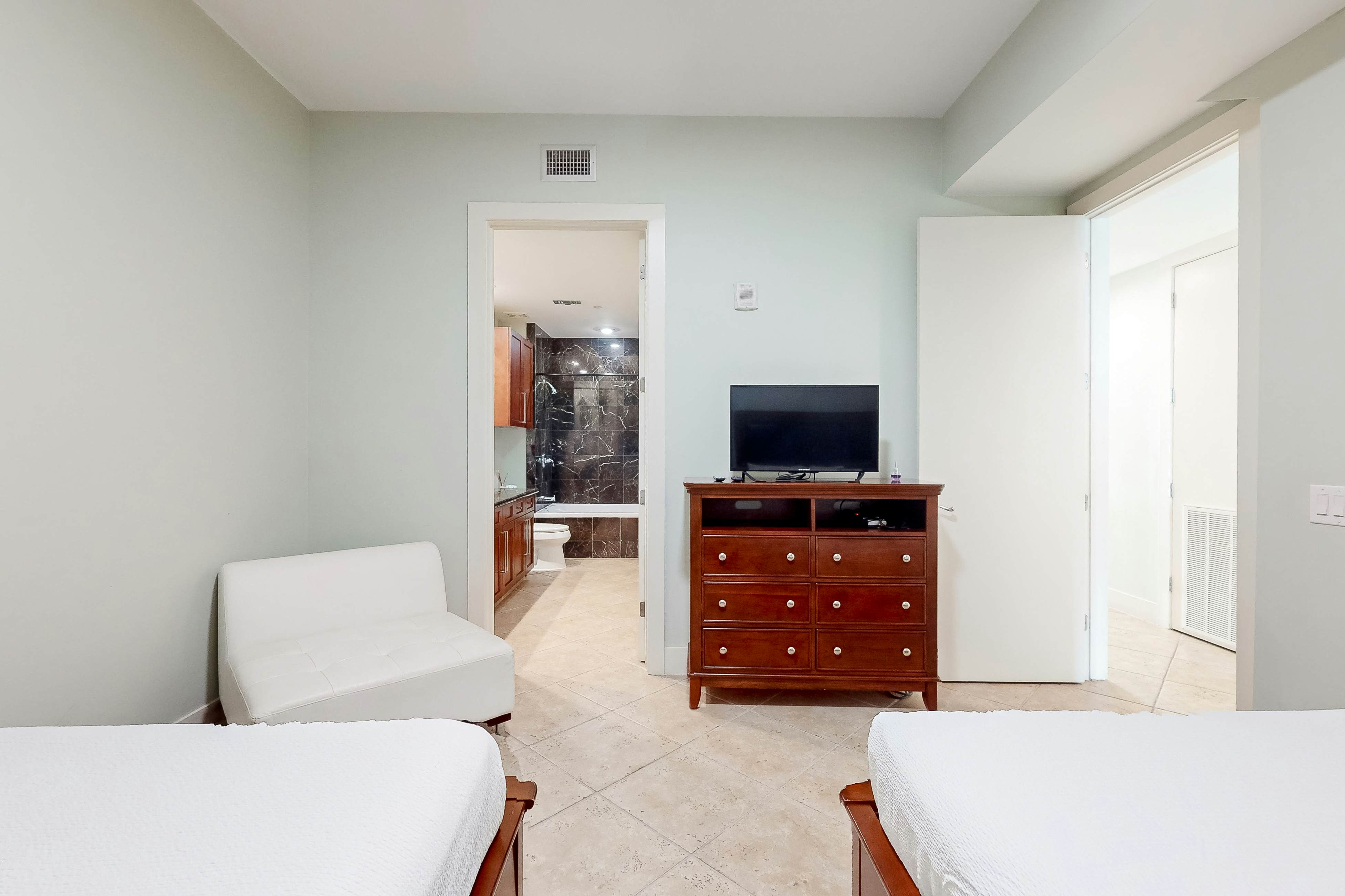 Sapphire Condominiums 1401