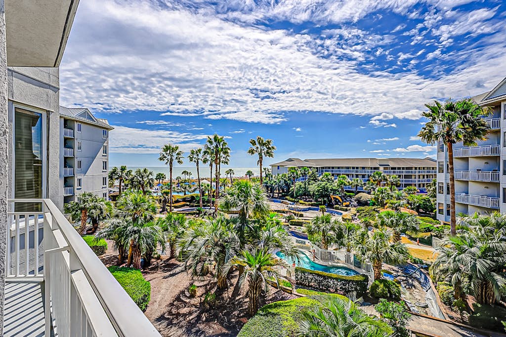 Oceanfront condo with pools, hot tubs, fitness room, & central AC — Hilton Head, SC — vacation rental