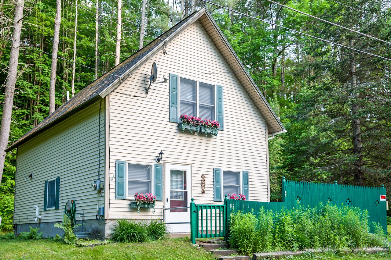 Sweet Pauline Cottage 1 BD Vacation Rental in Ludlow, VT Vacasa