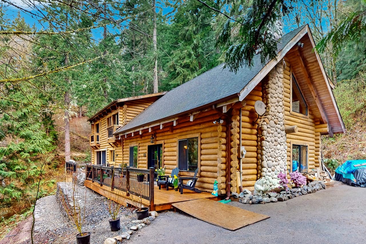 Log House 2 BD Issaquah, WA Vacation Rental Vacasa