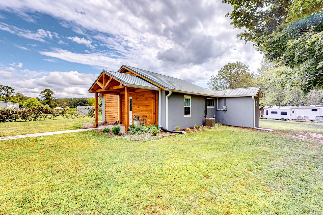 254 & 256 Hoots Hideaway Cottage & Hoots Log Cabin Full Property 4 BD Hendersonville, NC