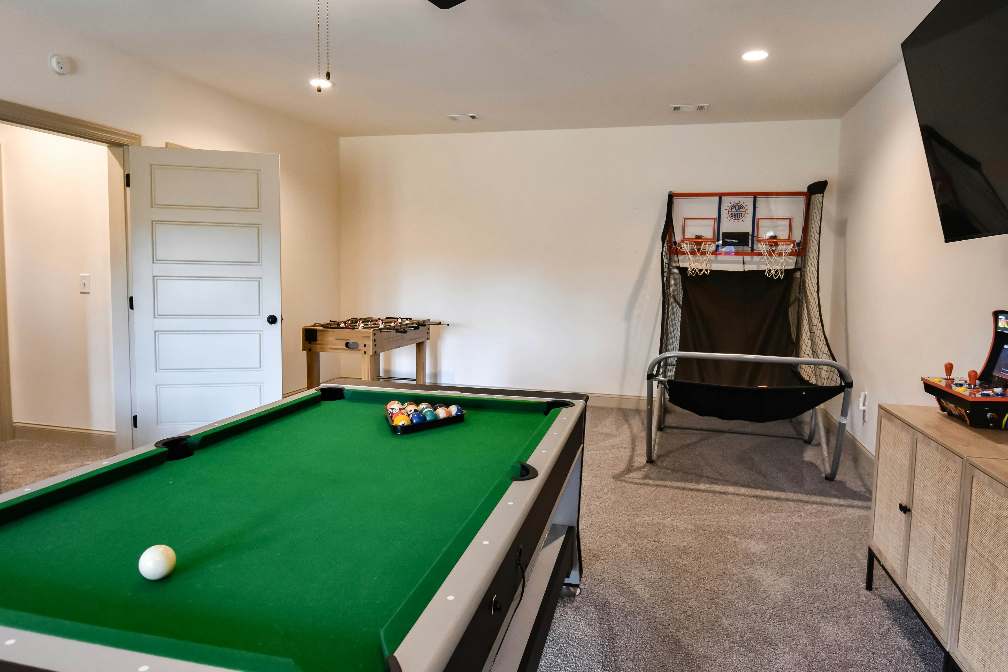 Mountain Peak Lodge - Cabin & Game Room Retreat 