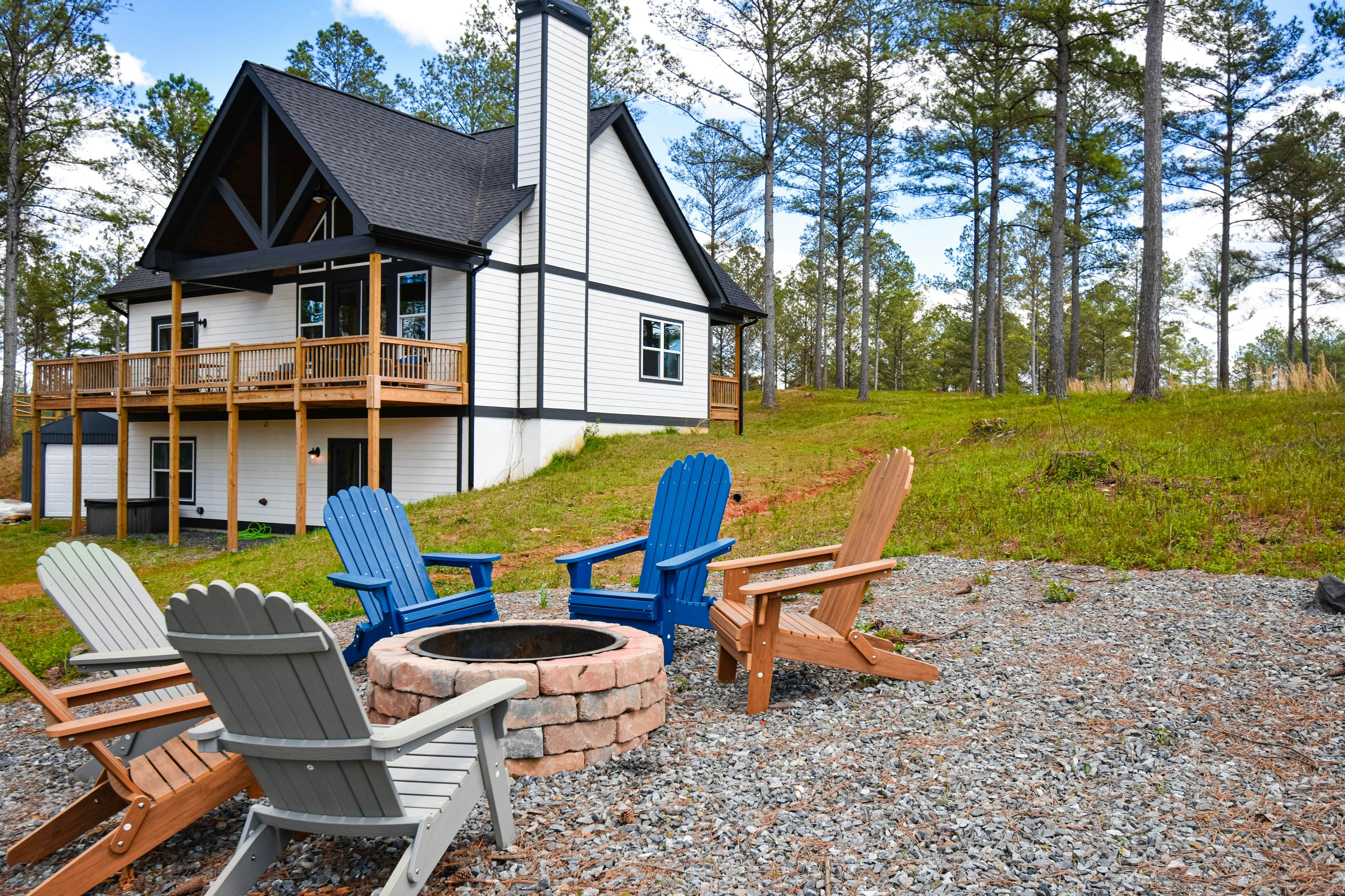 Mountain Peak Lodge - Cabin & Game Room Retreat 