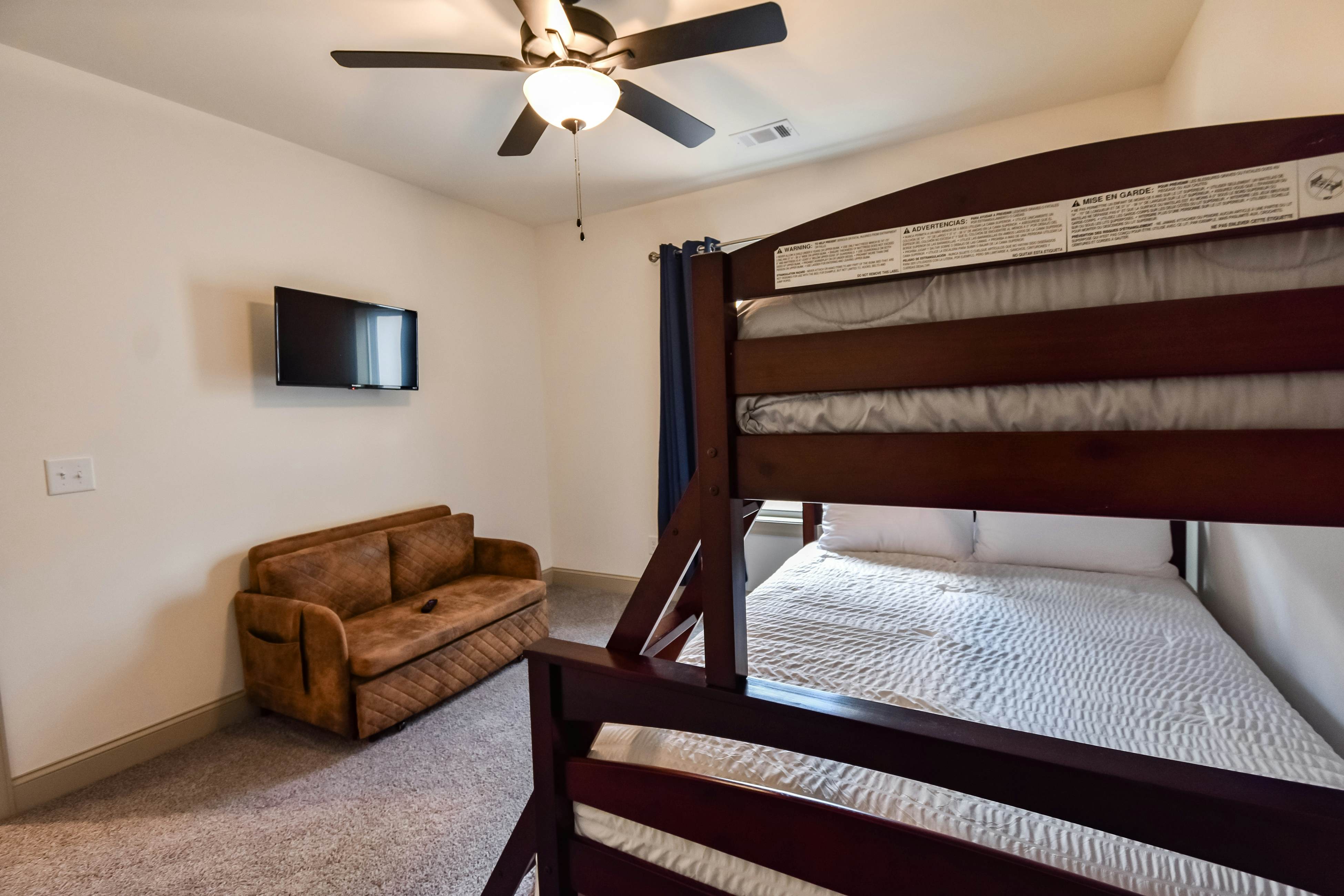 Mountain Peak Lodge - Cabin & Game Room Retreat 