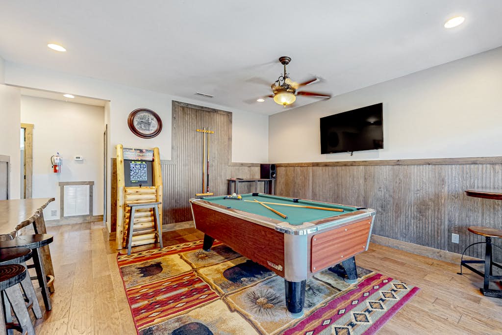 Bright Home, Sleeps 12, Hot Tub, Pools, Billiard Room โ Gatlinburg, TN โ vacation rental