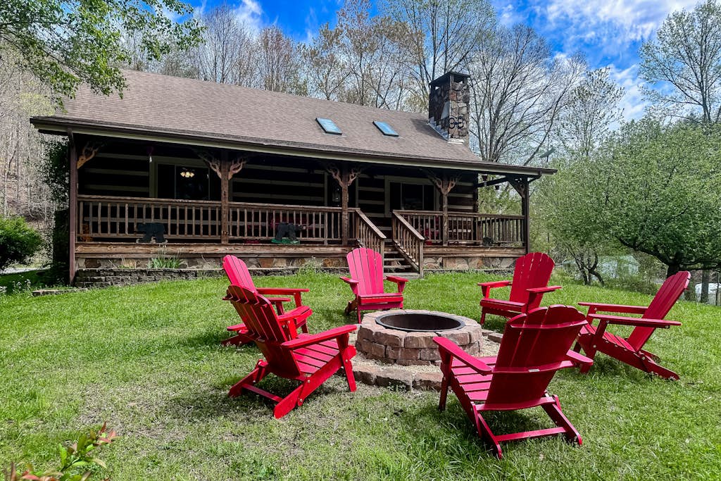 2 Story Charming Cabin, Sleeps 8, Firepit, Hot Tub — Sevierville, TN — vacation rental