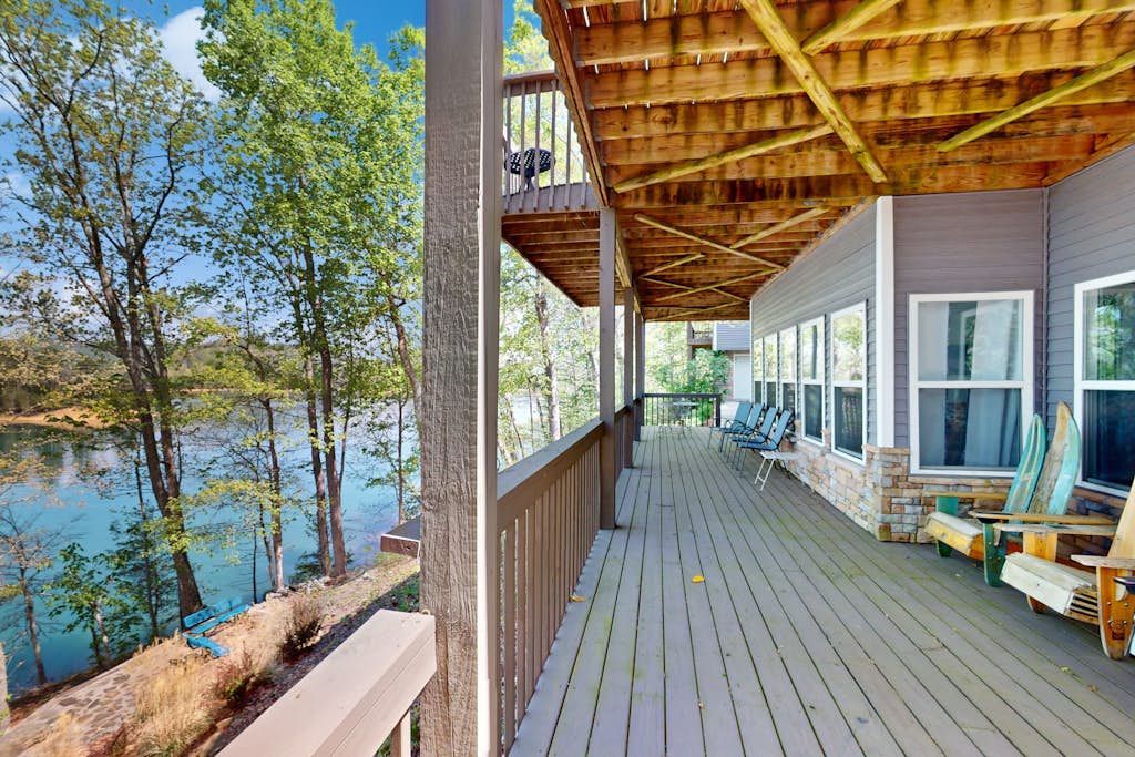 Lakefront Retreat, Sleeps 12, 3 Boat Slips, Decks — Norris Lake, TN — vacation rental