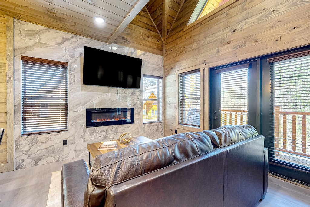 Luxe Cabin, Sleep 10, Indoor Pool, Home Theater, Deck — Pigeon Forge, TN — vacation rental