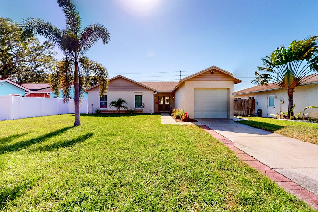 Dog friendly house with patio firepit fenced yard beach gear and AC — Largo, FL — vacation rental