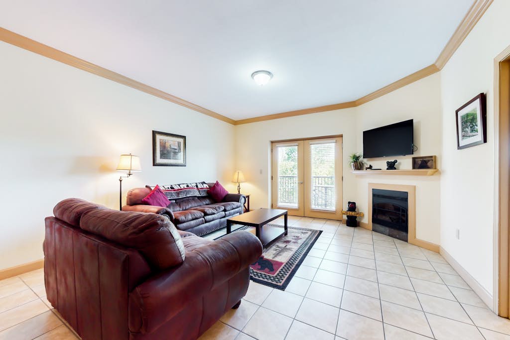 Mtn View Getaway, Sleeps 6, Bunk nook, Shared Pool — Pigeon Forge, TN — vacation rental