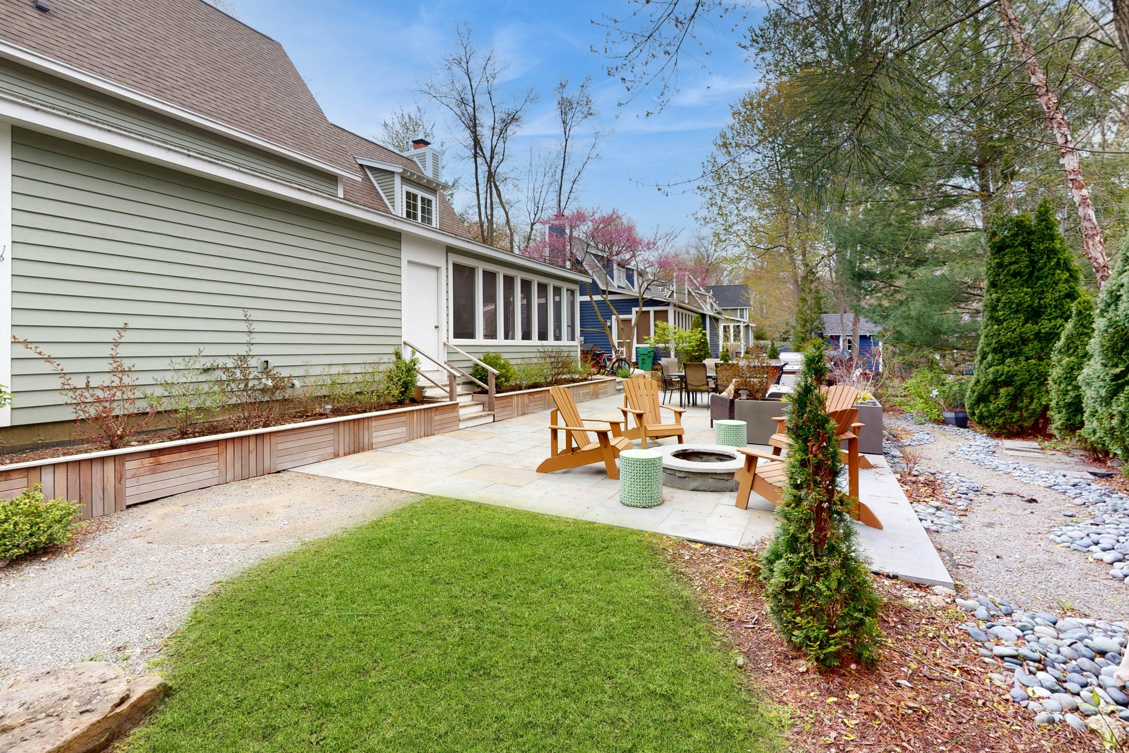 Seaglass Lakeshore Cottage