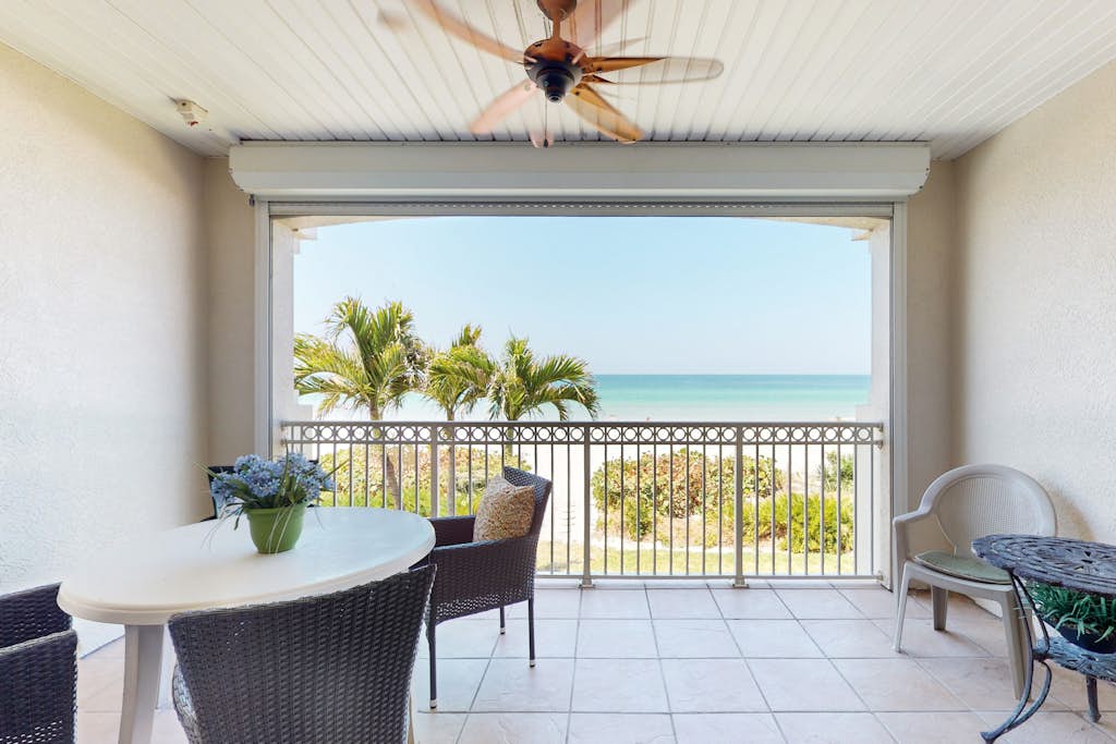 Gulf front townhome right on the beach with pool and balcony snowbird friendly — Indian Shores, FL — vacation rental